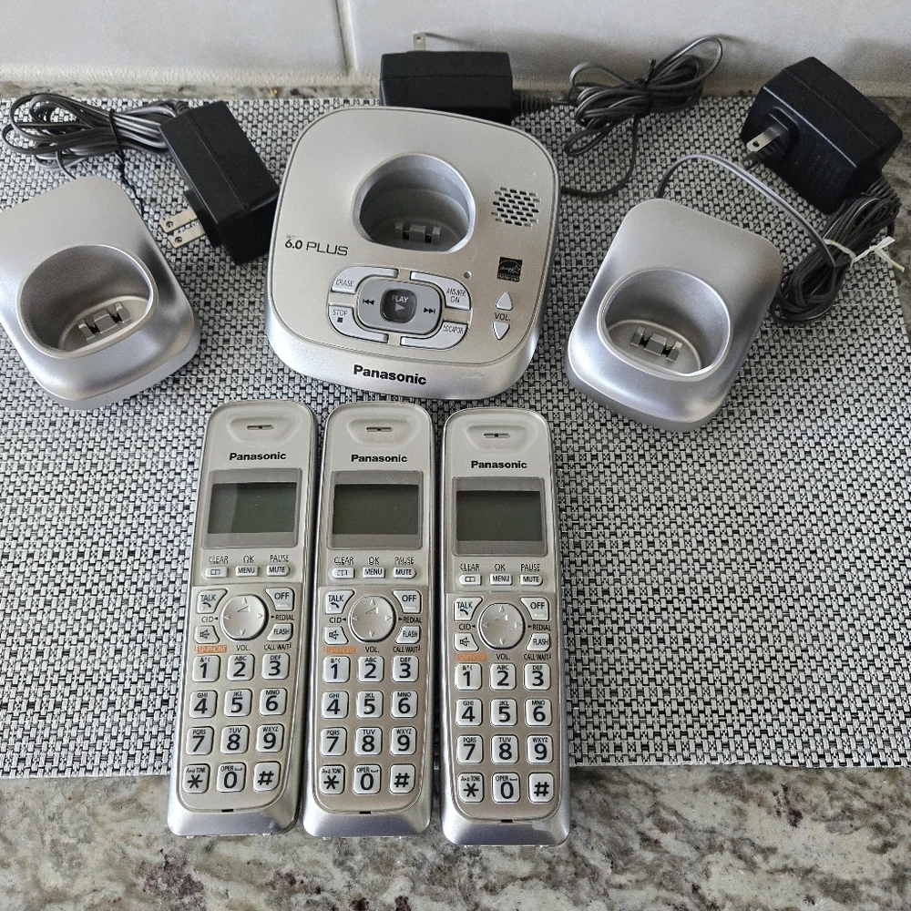Panasonic dect 6.0 cordless phone system set of 3 Phones + 3 chargers +3 bases